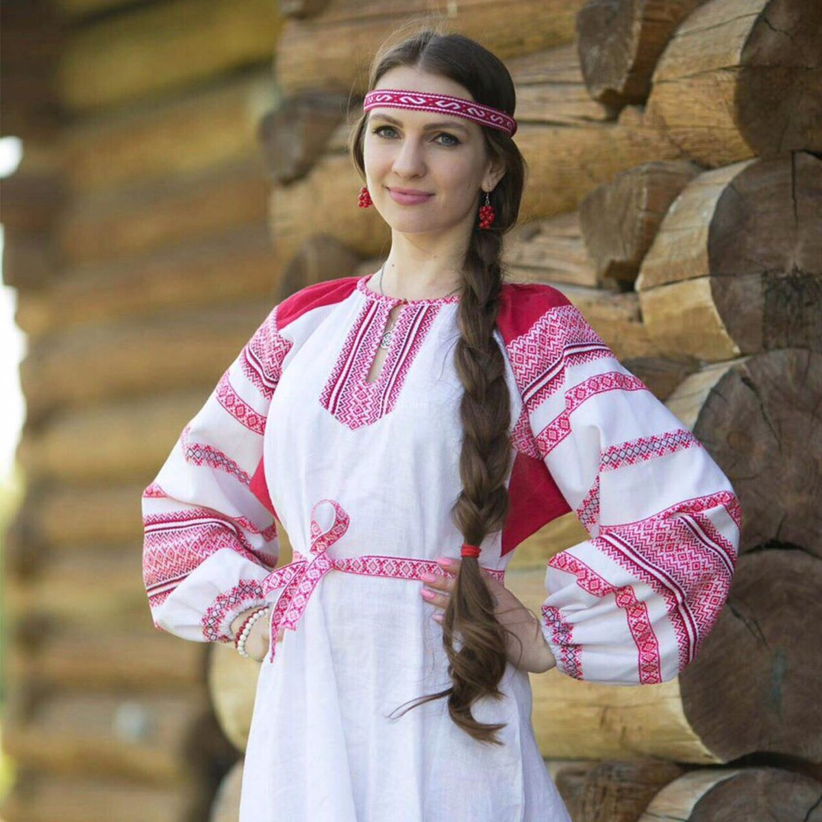 Girls in Slavic costumes brings the glow — live moments in Santo Andre