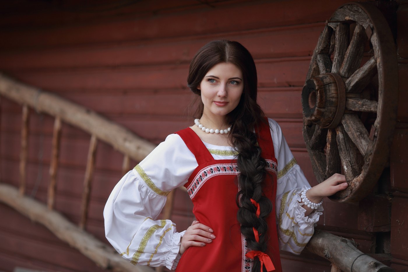 Girls in Slavic costumes’s look of the day — catch her live in Santo Andre