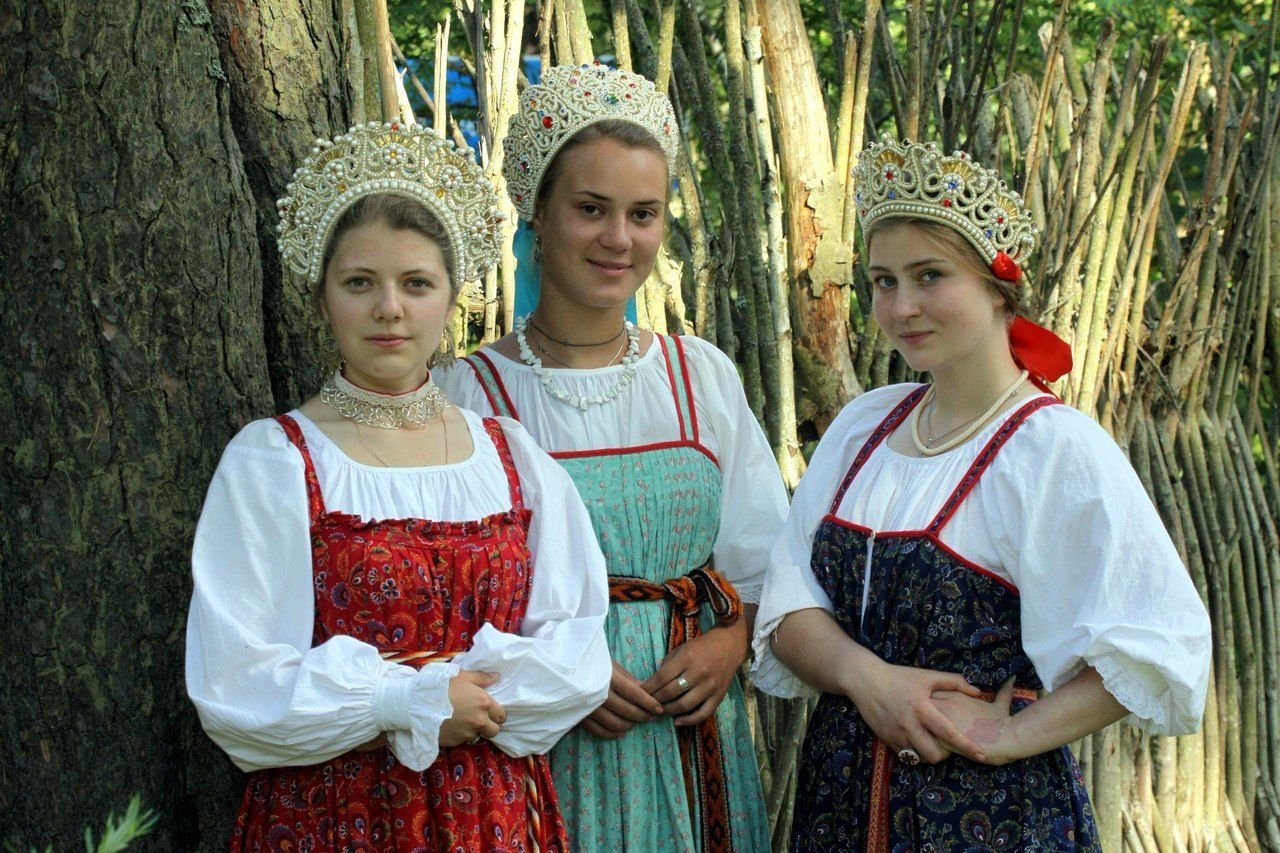 Sexy model Girls in Slavic costumes in Santo Andre